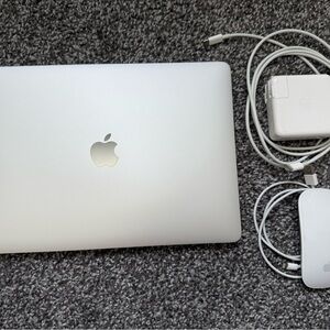Apple MacBook in Classic Silver with Accessories